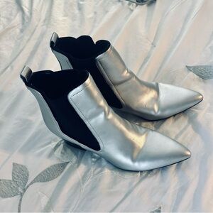 GUESS Women Y2K Slip on Stretching Ankle Booties Metallic Silver-& Black Sz 8